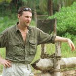 Hade en enorm garderob av Safarikläder under Robinson åren.
Bild: Anders Lundin.
Bildtext: Anders Lundin instrueras infr en tvling.
Fotograf: Tom Sinding-Larsen/SVT. 
Bilden fr endast anvndas i programpresenterande sammanhang. Fotografens namn, Sveriges Television samt programmets titel skall alltid anges.