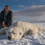 Lång ut på packisen utanför Svalbard träffade vi den här bjässen. 7-800 kilo tror jag dom sa han vägde. Det blev bråttom tillbaka till helikoptern när han började piggna till. 