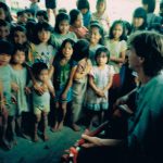 Gitarrspel för Dayakbarn på Borneo, 89 Det var mina drömmars resa. Att få ta sig in i det innersta av Borneo, att kanske hitta byar dit nya världen inte nått. Evighets långa dagsmarcher genom regnskogen tog oss dit. Jag kände mig fånig att vi släpade med oss en gitarr. Men väl framme visade det sig vara det bästa vi kunde tagit med. "Frtitiof Anderssons Polka" var en hit!!!