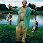 Pirayafiske. Brasilien -98 Via ett tips från fotografen Staffan Widstrand hade vi hittat en riktig cowboy i Pantanal som vi hängde med någon vecka ute på hans "ranch" långt ute i träskvärlden. Strax efter att vi fiskat pirayor badade vi i floden. Är man snabbt i och snabbt ur går det tydligen bra.