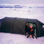 Jag och Staffan Widstrand paddlade i en fjord på jakt efter narval. Den här dan var vi så långt från land på eftermiddagen att vi campare på ett jäkligt stort isflak.