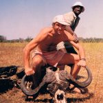 Okawango deltat 1993. Okawango är… something else. Inga jeepar, inga andra inom synhåll på flera dagar. Men fullt ställ på allt vad Afrika har att erbjuda av djurliv. Man åker i en urholkad trästam genom träsket, somnar till lejon om kvällarna och funderar mycket på om det inte hade varit bra om guiden ändå hade haft något slags vapen med sig. Utifall. Den här vattenbuffeln ett par månader tidigare hade t.ex. inte varit att leka med.