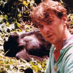 Reste runt i Östafrika och hamnade i Uganda. Väl där upptäckte jag att det gick att ta sig till Zaire där man kunde ta sig till gorillorna. Jag sitter med en mick i handen och gör ett inslag till P3:s "Radioapparaten"